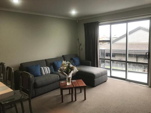 Hamilton North Apartment | Modern Apartment by Rugby Stadium