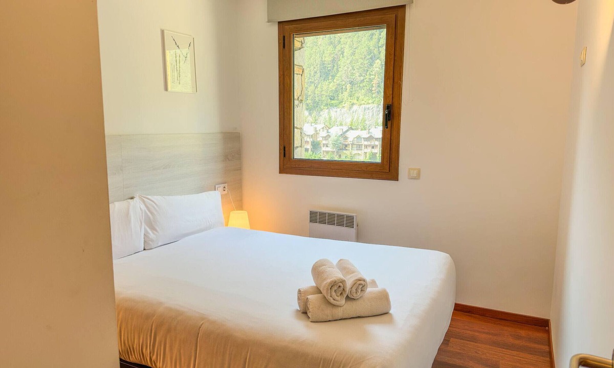 Arinsal Apartment | Modern Apartment in Arinsal - 5 pers, PARKING