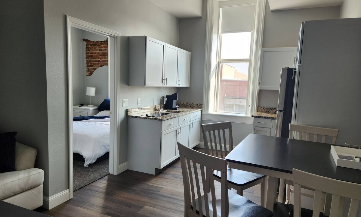 Iola Apartment | Modern Apartment in Iola located on the Square “Blue”