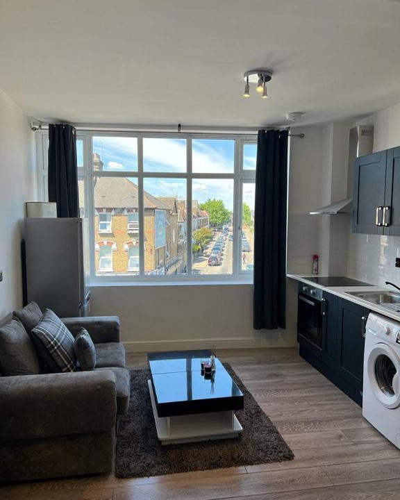 North Finchley Apartment | Modern Apartment in London