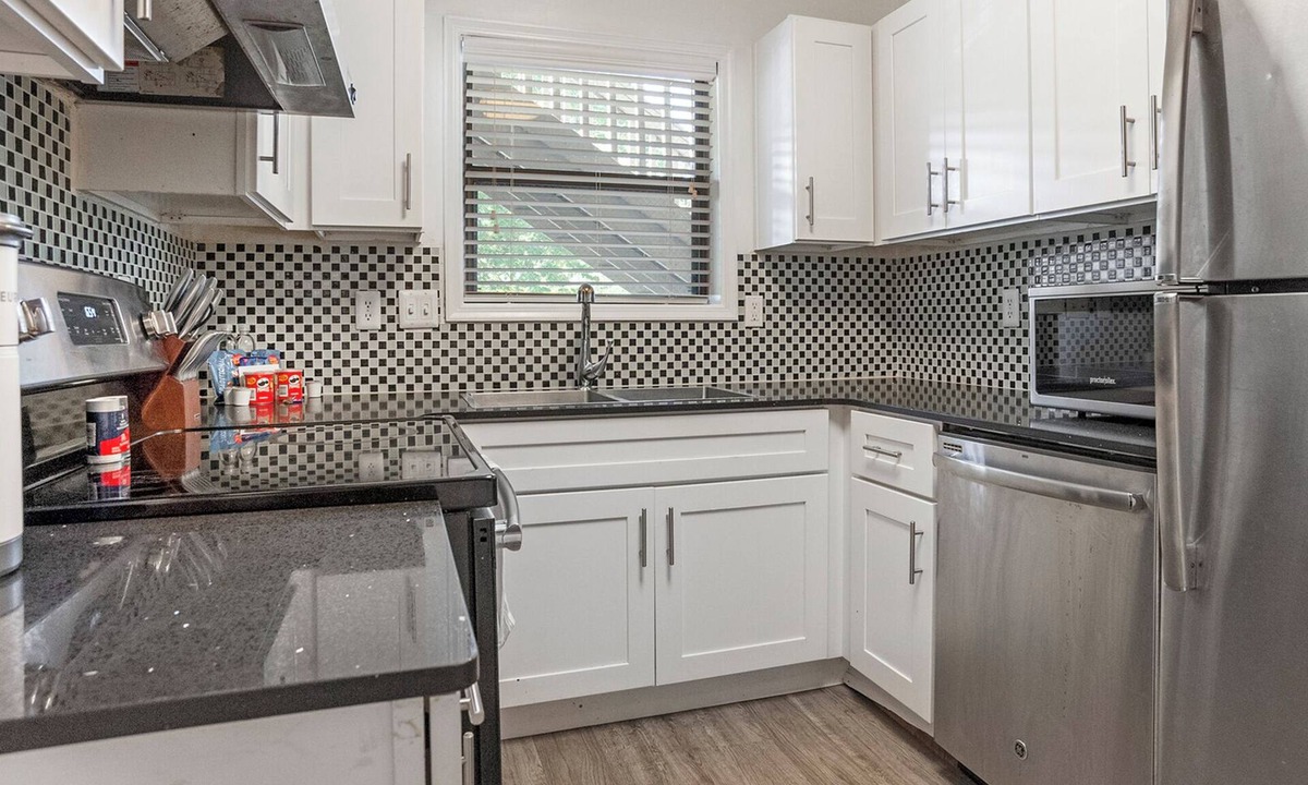 Oakhurst Apartment | Modern Apartment in Prime Location (ID1204X607)