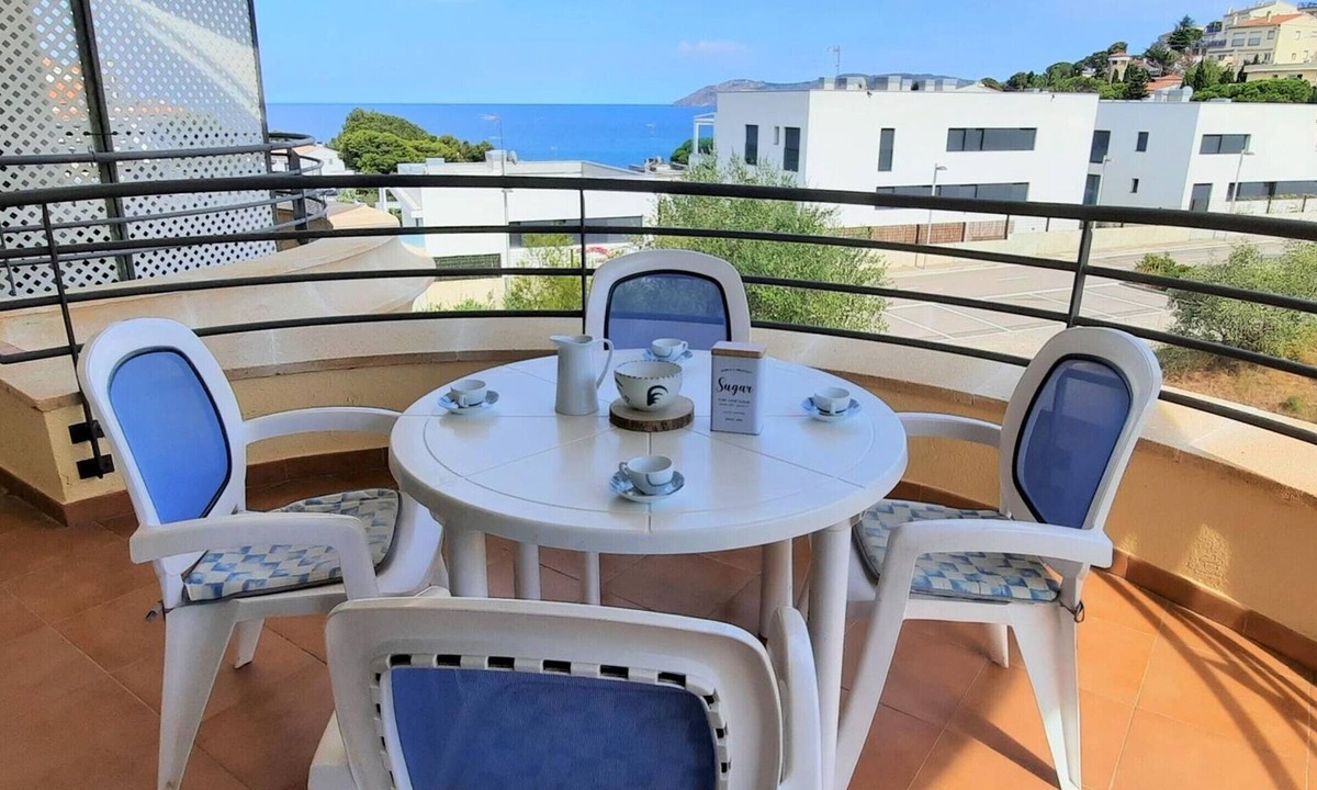 Llanca Apartment | Modern apartment in Tonyines, 2 bedrooms, parking, near the beach
