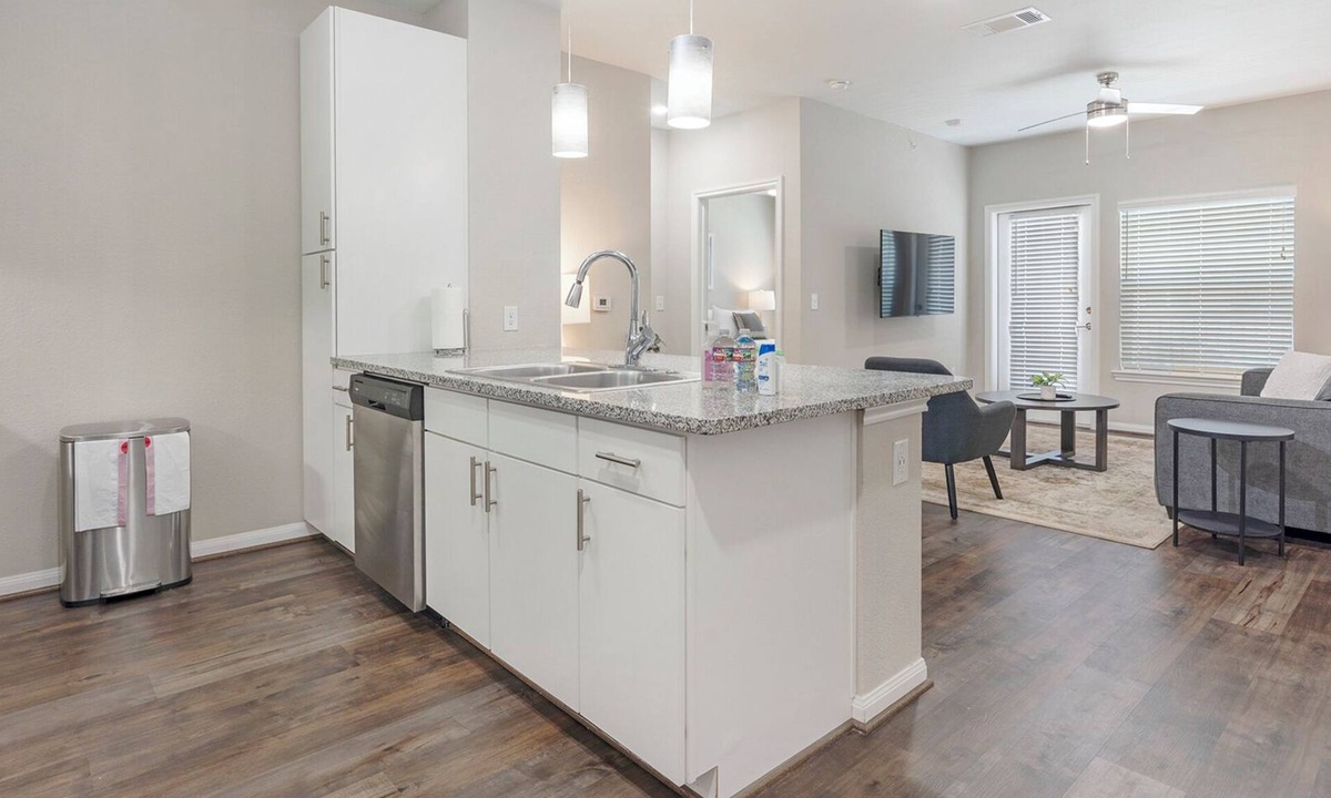 Stone Oak Apartment | Modern Apartment in Prime Location (ID7293)