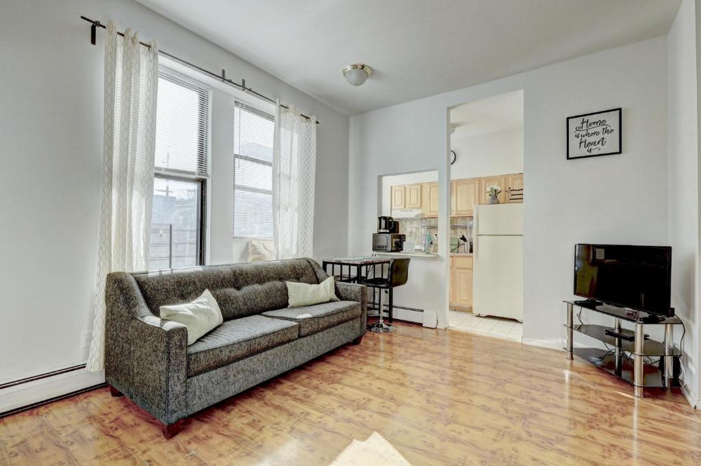 McGinley Square Apartment | Modern Apartment minutes to NYC