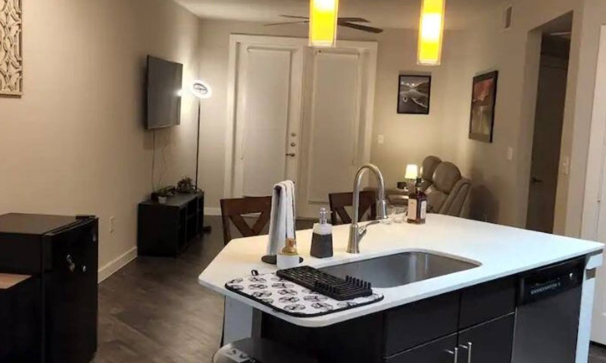 Los Indios Apartment | Modern Apartment N. Austin w/adjustable bed! :D