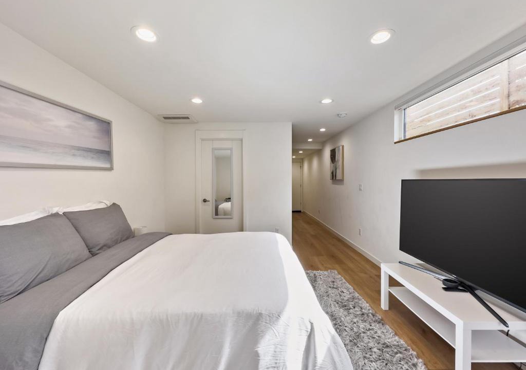 Columbia City Apartment | Modern apartment near light rail
