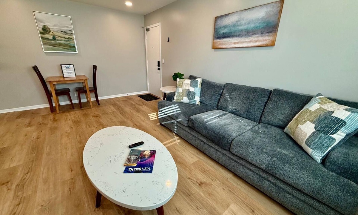 Joslyn Castle Apartment | Modern Apartment Near UNMC | Free Parking & Smart TV