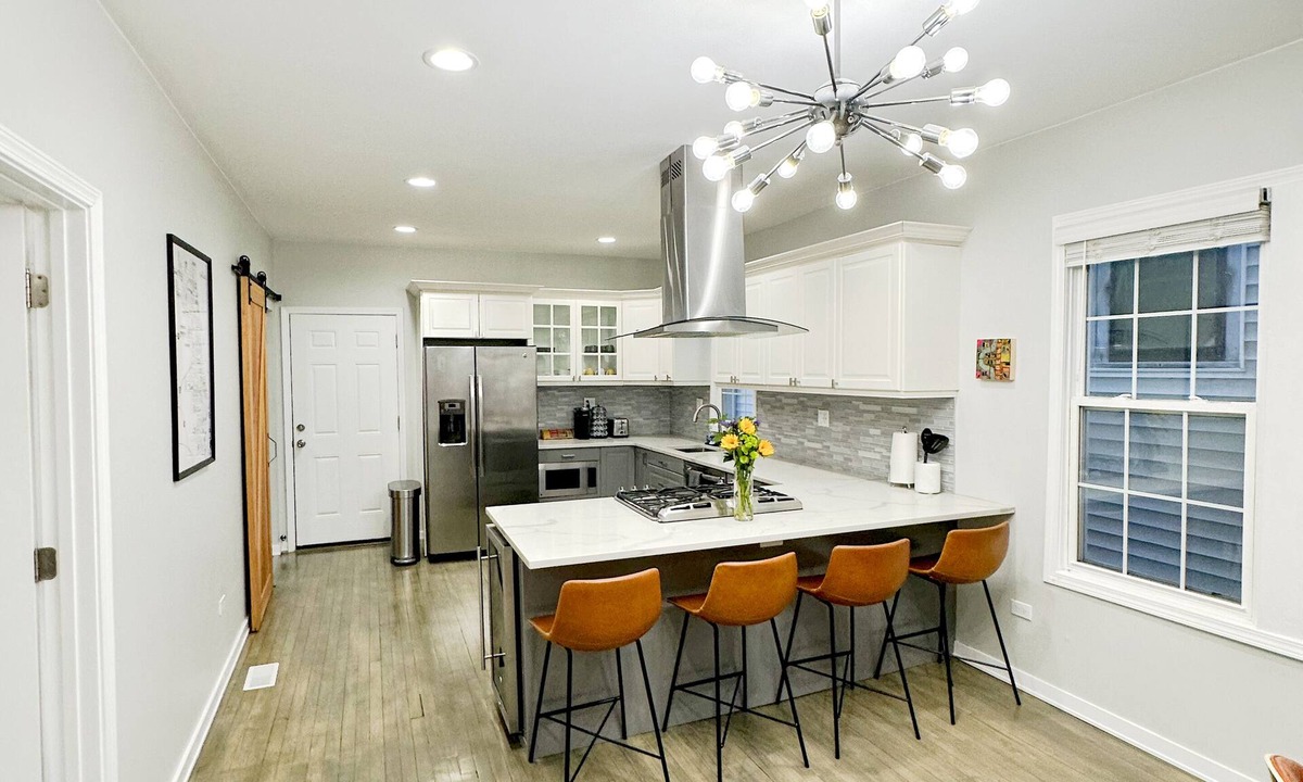 Andersonville Apartment | Modern Apartment on Quiet Street in Andersonville