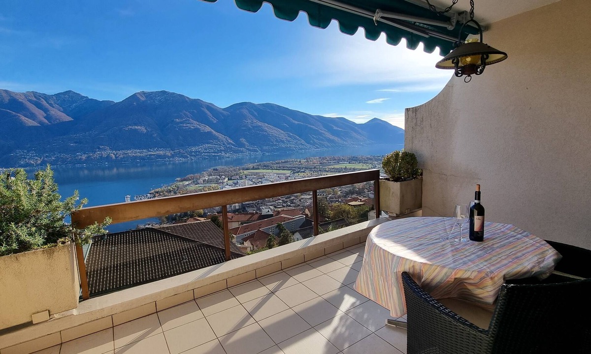 Orselina Apartment | Modern apartment on the 3rd floor for 1-4 persons.
