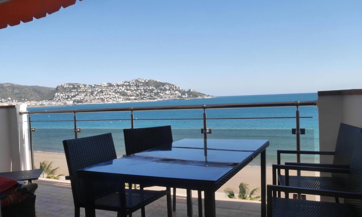 Santa Margarida Apartment | MODERN APARTMENT - SEA FRONT ON THE BAY OF ROSAS