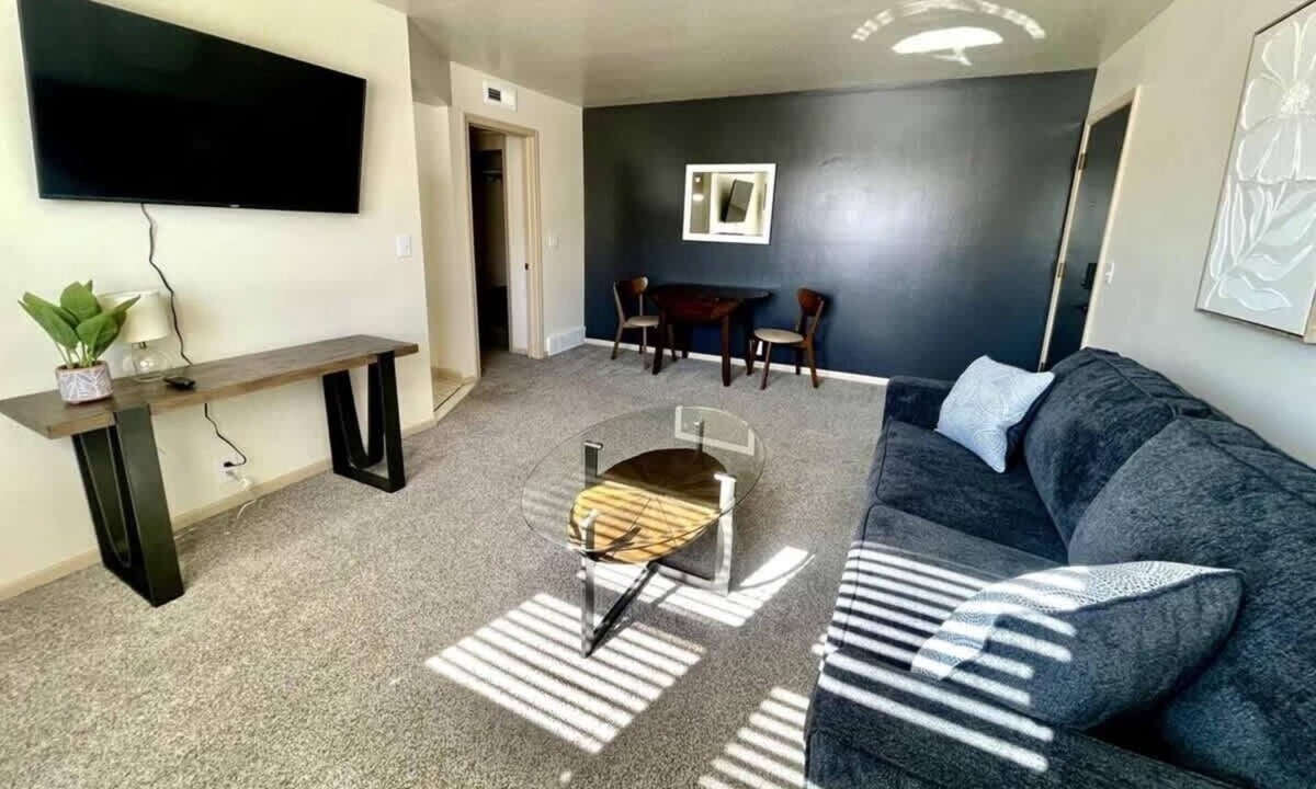 Joslyn Castle Apartment | Modern Apartment Steps from UNMC & Dining