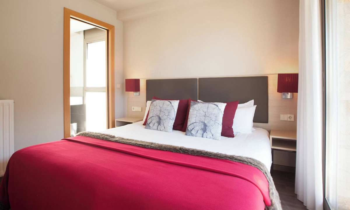 Ransol Apartment | Modern apartment with balcony STJ14