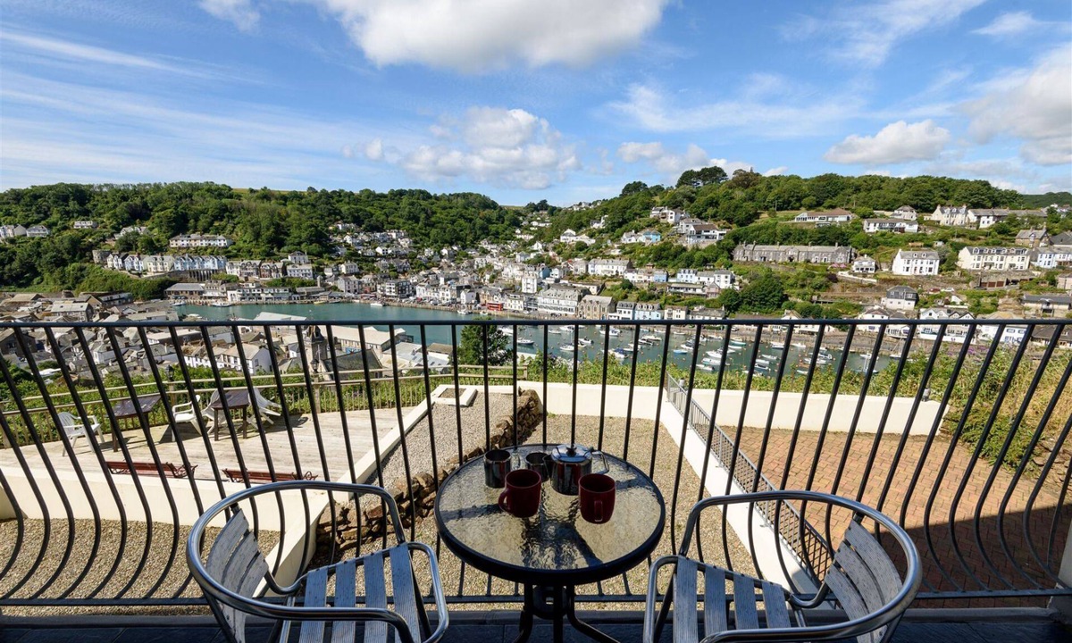 Looe House | Modern apartment with balcony, river views, wifi and parking.