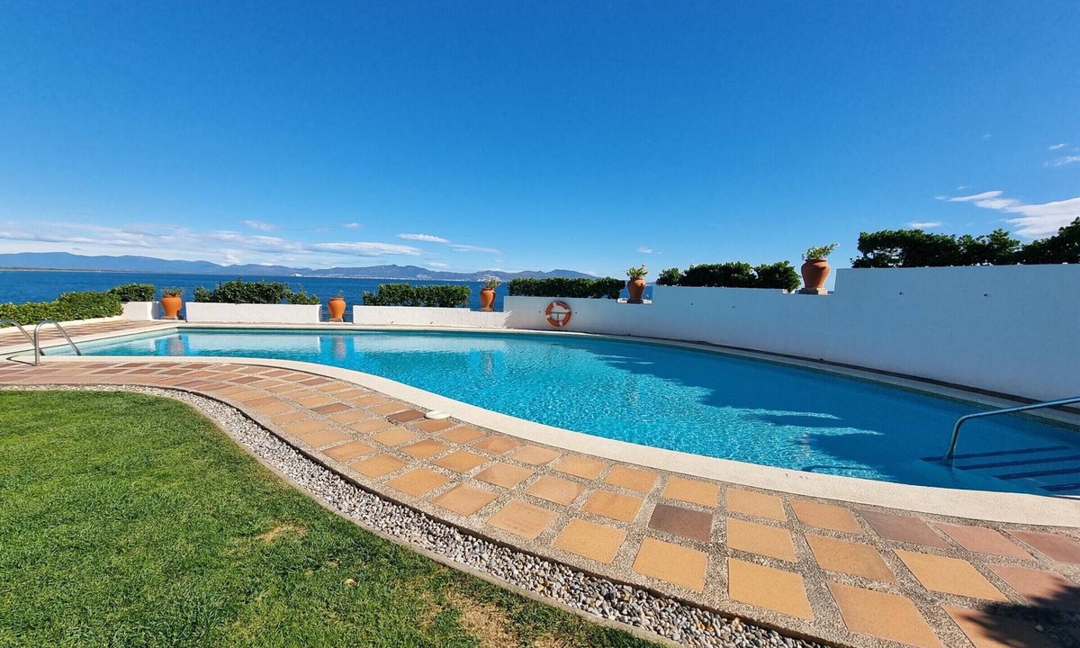 Pedrinya Apartment | Modern apartment with terrace and pool 50m from the beach