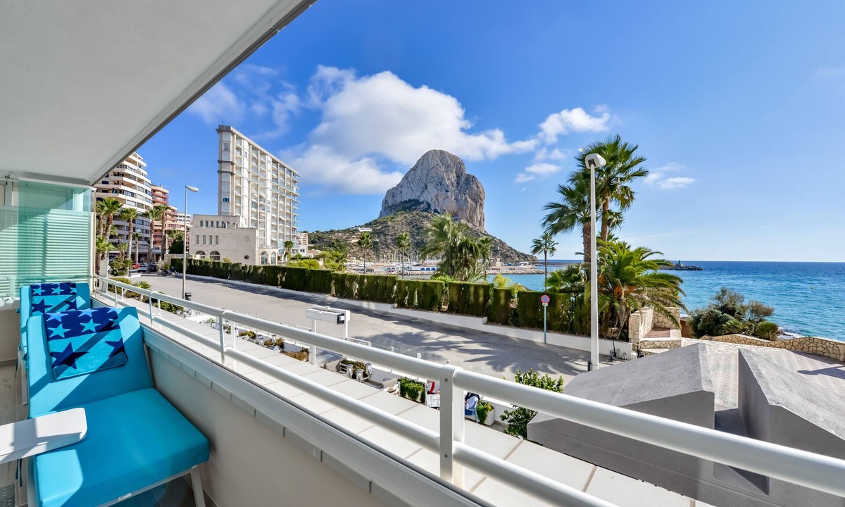 Calpe Apartment | Modern apartment with large, 40 sqm terrace 1st line, with fiber optic connection