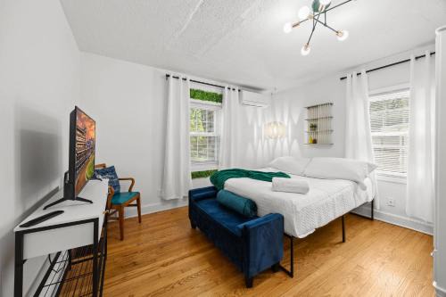Audubon Apartment | Modern Apartment with Parking & Prime Location