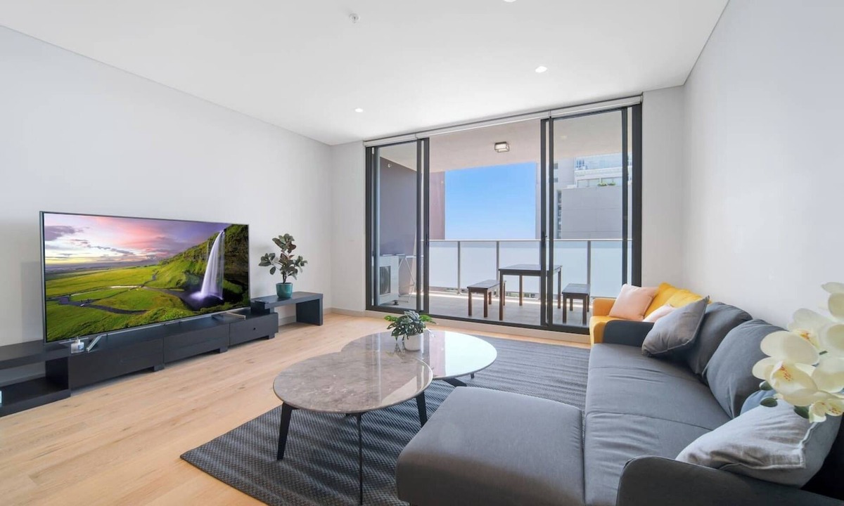 Burwood Apartment | Modern Apt - 3 BEDS/1 CAR/Nr Station/Eats/CBD