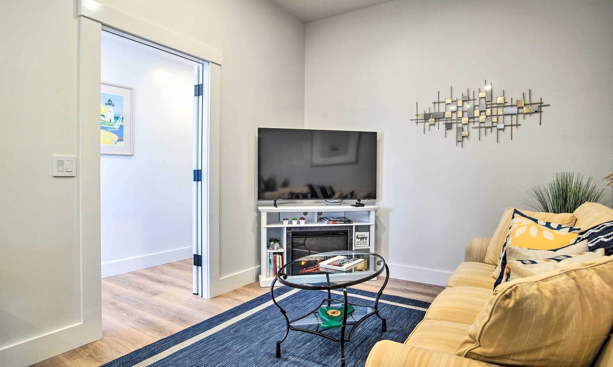 Lagoon Heights Apartment | Modern Apt Near Martha's Vineyard Beaches!