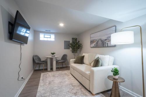 West Ridge Apartment | Modern Apt w Private Entrance Washer Dryer Free Parking