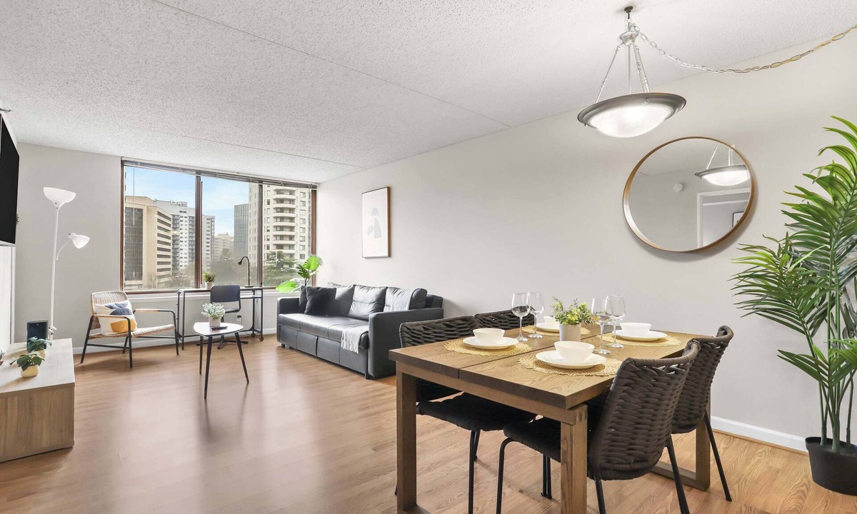 Crystal City Apartment | Modern Apt Walkable to Metro + Gym
