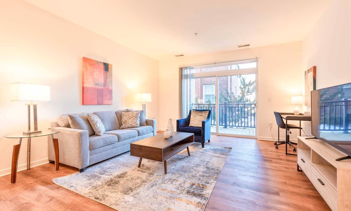 North Waltham Apartment | Modern Apt with Balcony