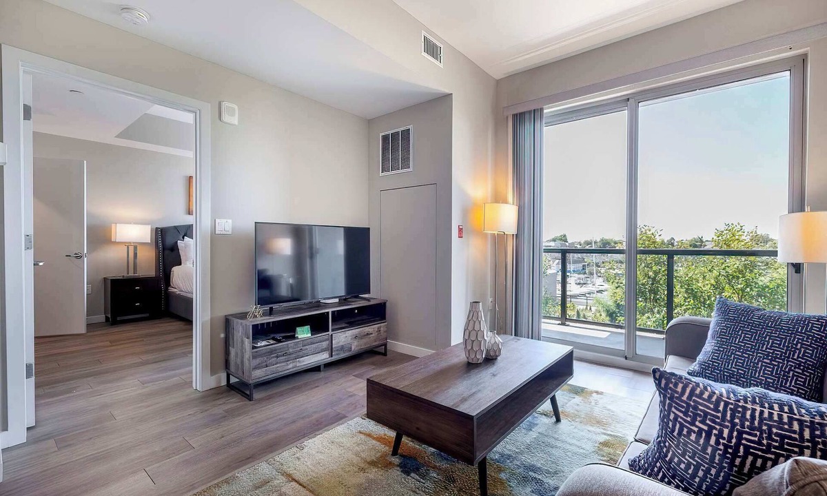 Stamford Apartment | Modern Apt with Luxury Amenities