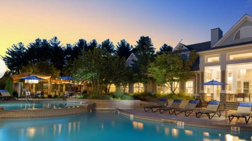 Waltham Apartment | Modern Apt with Private Garage