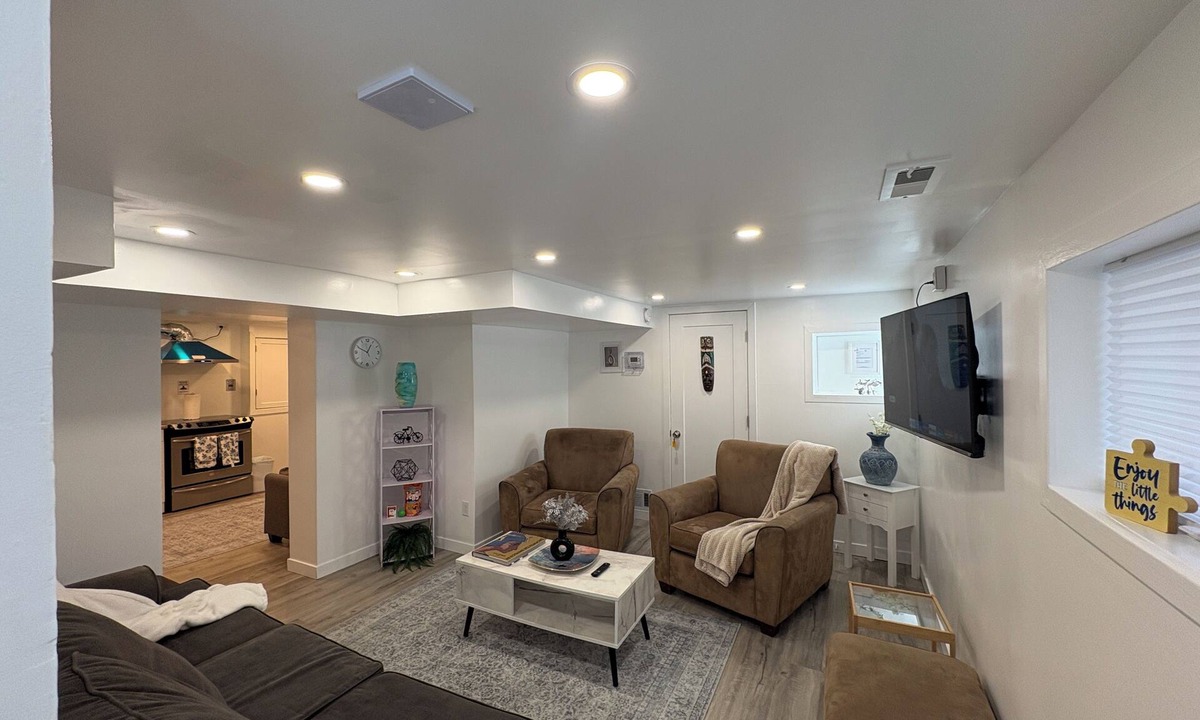 Kingston House | Modern Artistic Clean Quiet 2BR Near Queen’s & Downtown + Parking