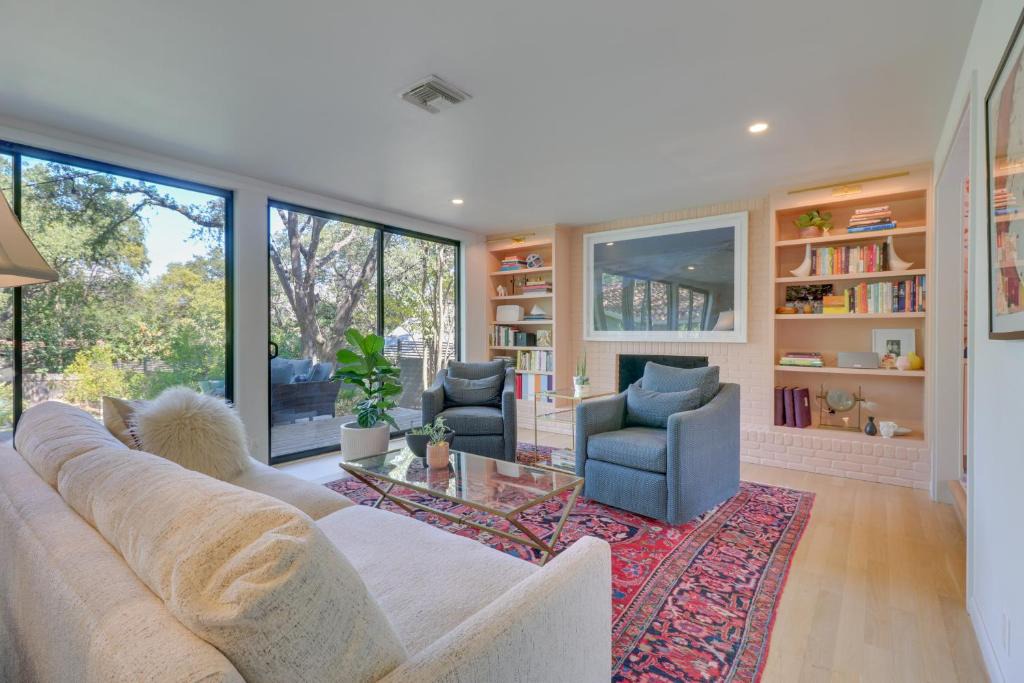 Barton Hills House | Modern Austin Home w/Yard ~ 1 Mi from ACL!