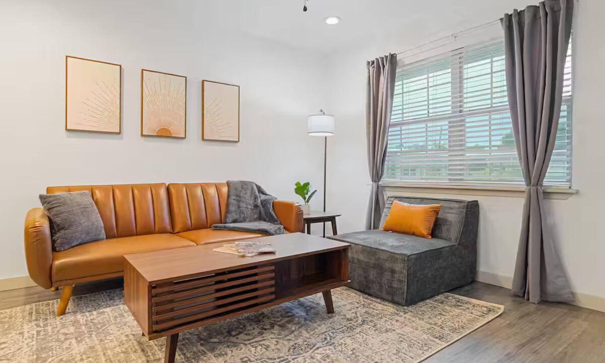 Clarksville Apartment | Modern Austin King Suite–Walk to DT/6th St–F1-ACL