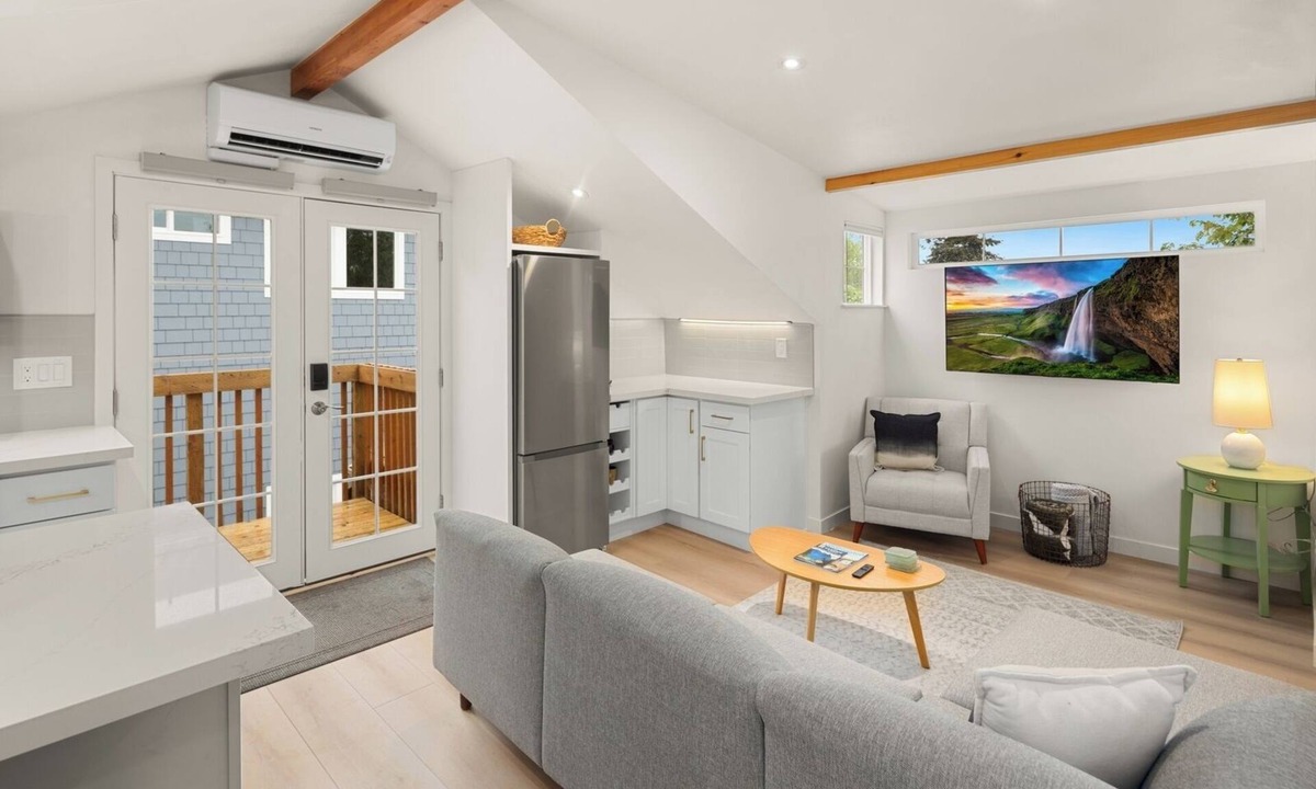 Ballard Apartment | Modern Ballard Flat with Private Entry & Fire Pit