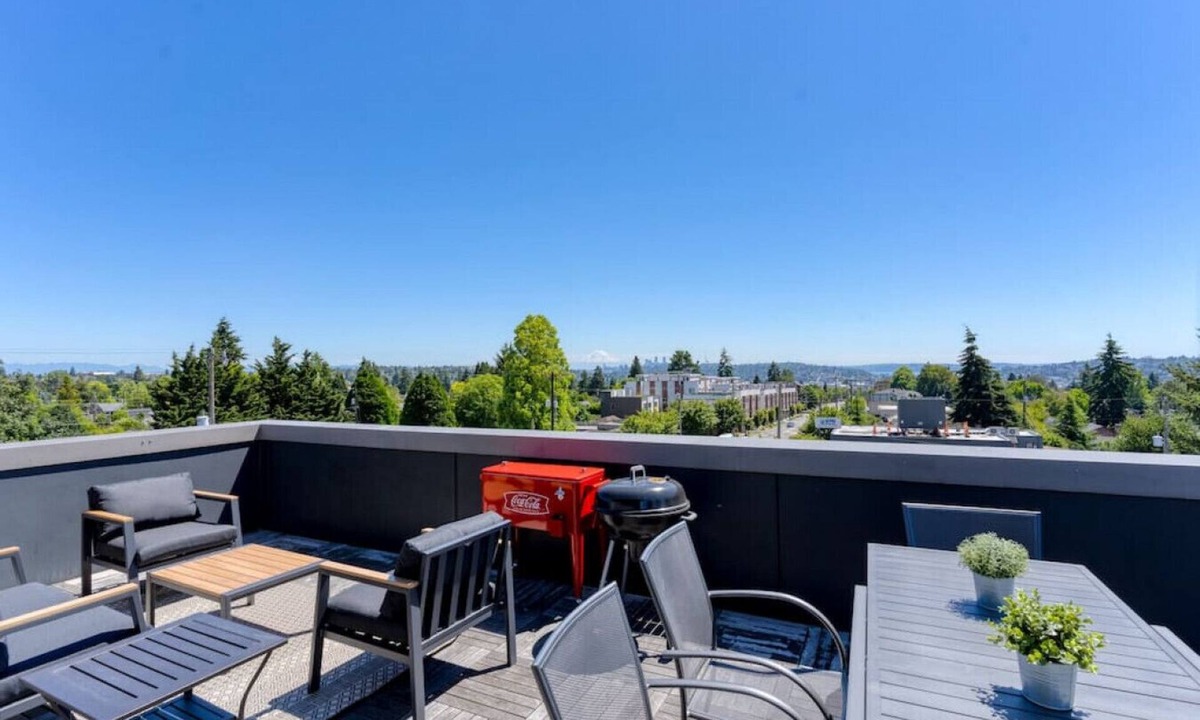 Loyal Heights Villa | Modern Ballard Townhome w/Rooftop Views