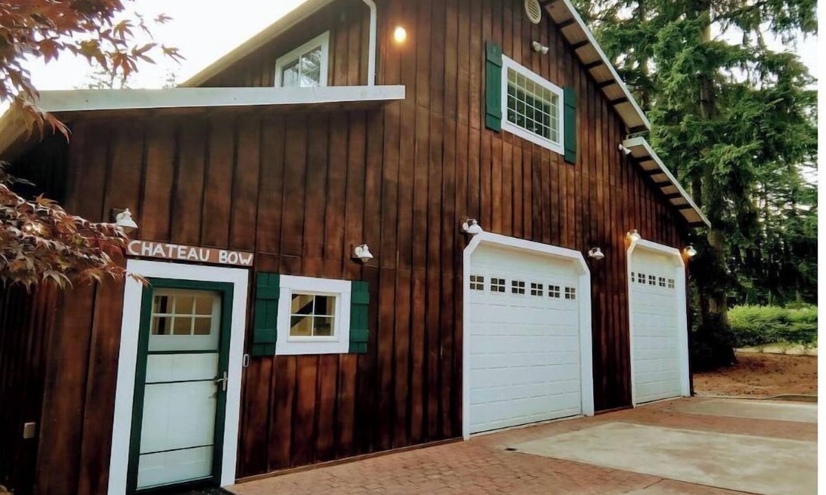 Bow House | Modern Barn Retreat with Private Taproom & Forest Views