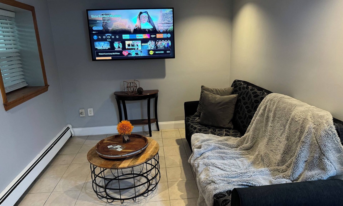 Williamsbridge Apartment | Modern basement apartment getaway