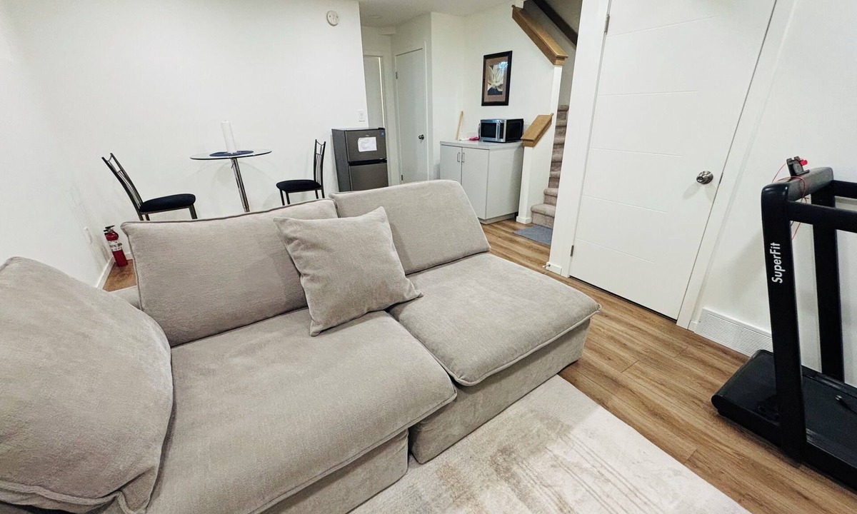 Winnipeg House | Modern Basement Suite with Private Entrance - Perfect for a Relaxing Stay!