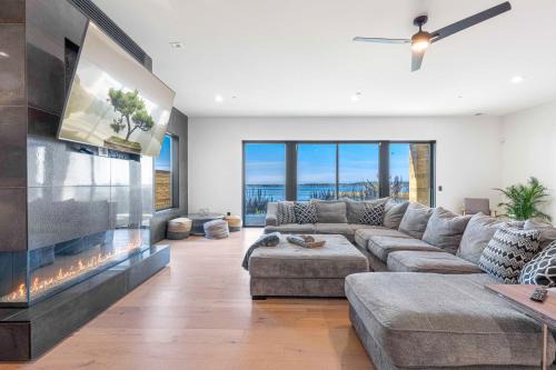 Coos Bay House | Modern Bayfront Memories