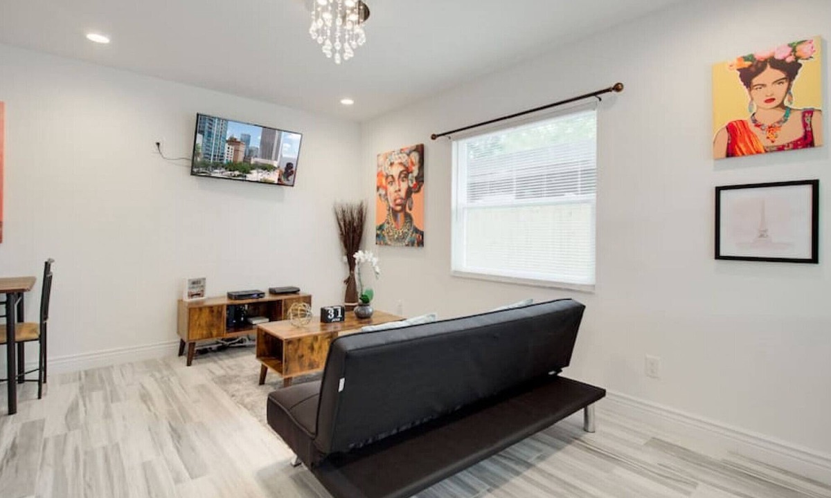 Ballast Point Apartment | Modern Bayshore Home