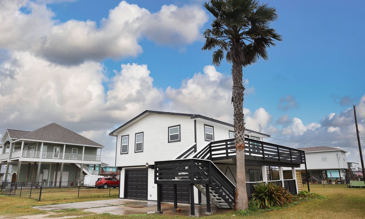 Galveston House | Modern Beach Bungalow - 10min walk to beach