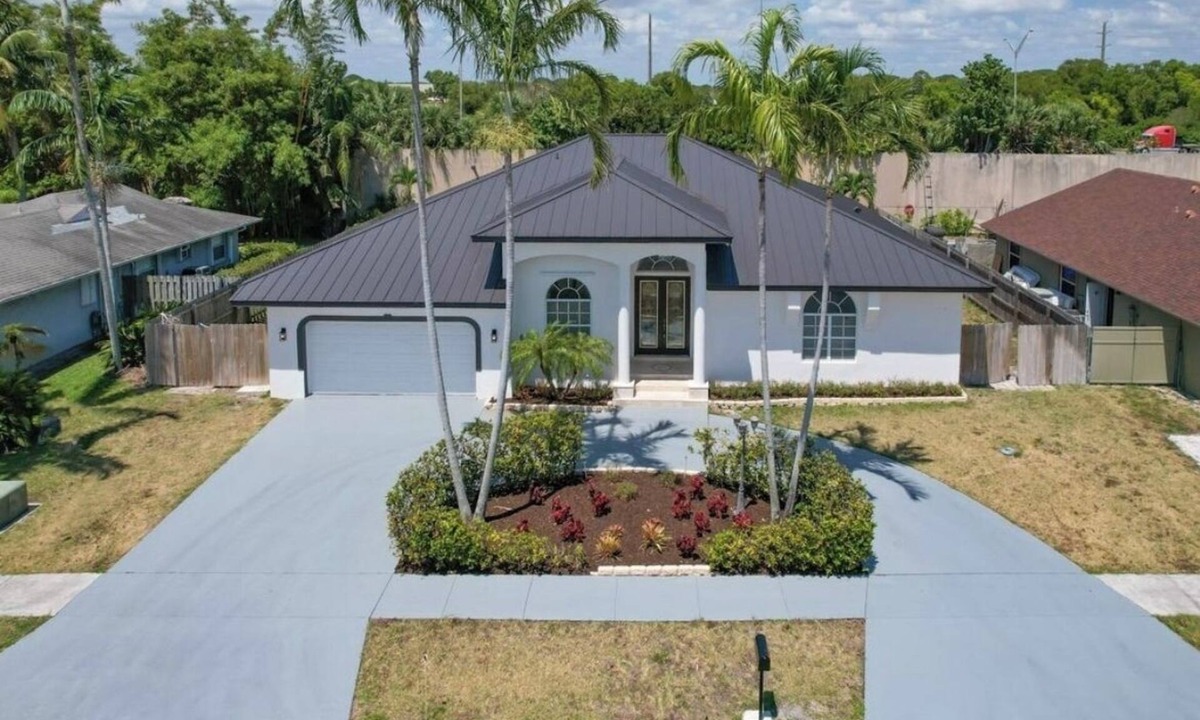 Lake Ida Shores House | Modern Beach House w/Heated Pool + Grill –5 Mins to Delray Beach & Atlantic Ave