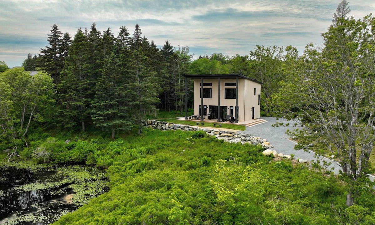 Beach Meadows House | Modern Beach House | 90-Sec Walk to Pristine Beach | Hot tub