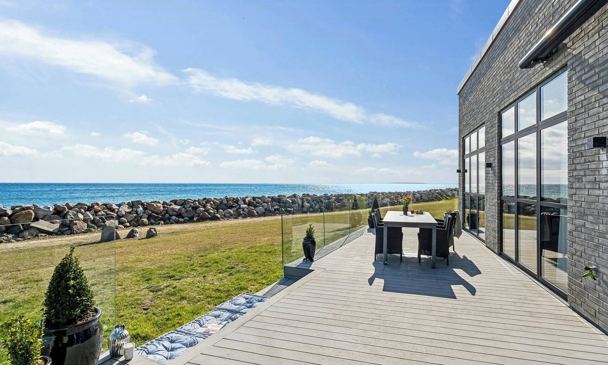 Juelsminde House | Modern beach house with sea views at Bjørnsknude