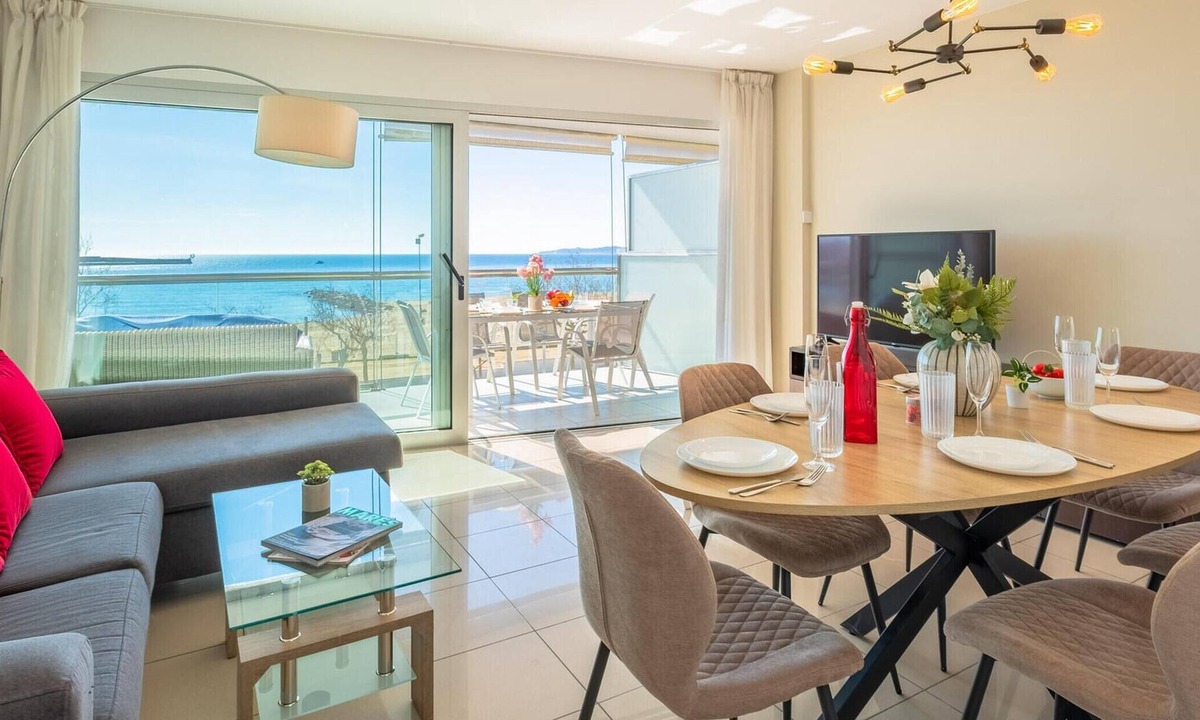 Palamos Apartment | Modern Beachfront Apartment in Palamós