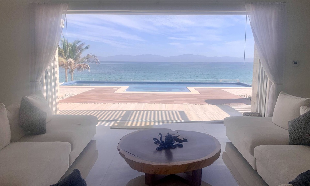 La Ventana House | Modern beachfront house with pool