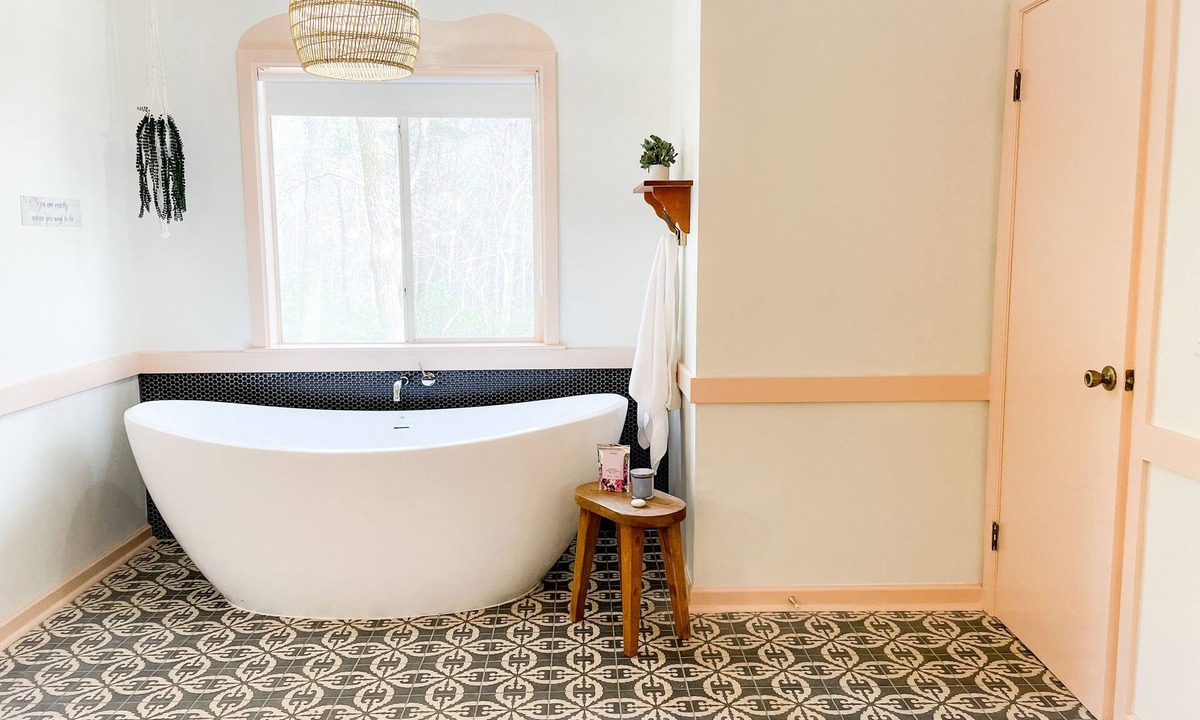 Sautee Nacoochee Cabin | Modern Boho Cabin - Romantic Couples Getaway - Luxury Tub - 5mi from Helen