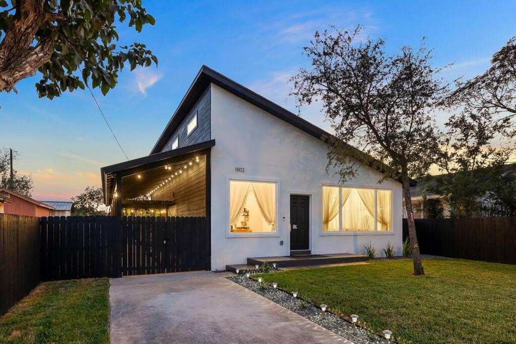 Edinburg Ski Chalet | Modern Boho Home with in-home gym room! + fabulous outdoor dining!