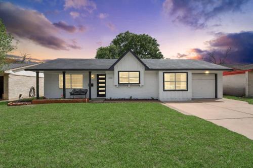 Southbelt/Ellington House | Modern Brick Retreat Fresh Atmosphere