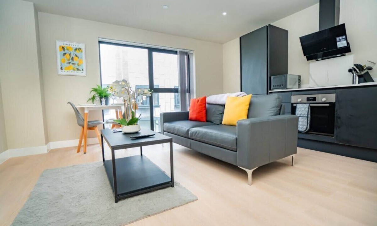 Sheldon Apartment | Modern & Bright 1 Bed Apartment in Birmingham