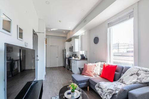 Greenwood - Coxwell Hotel | Modern & Bright 2BR Suite - StayStreet Suites