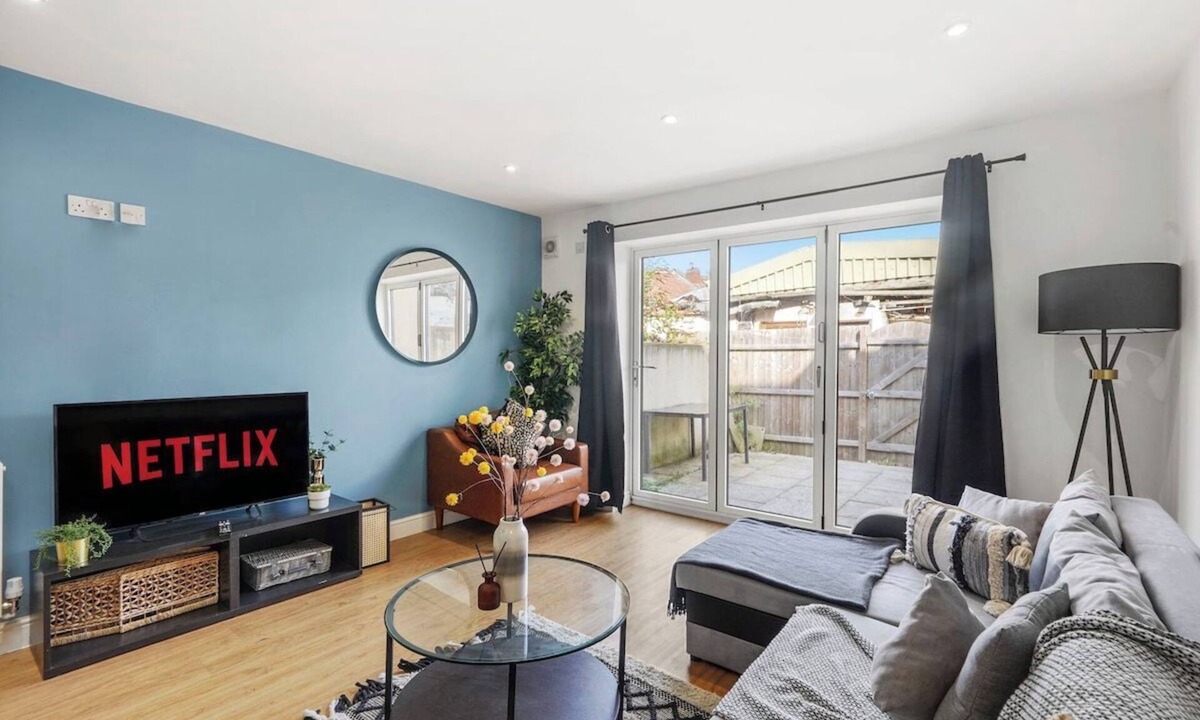 Staple Hill Apartment | Modern Bristol Abode - Parking and Garden