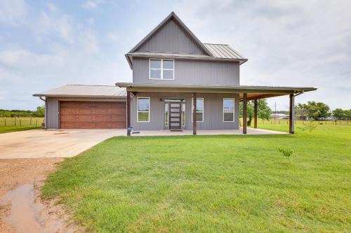 Bryan House | Modern Bryan Farmhouse on 1 Acre w/Hot Tub!